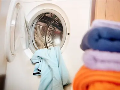 Có nên mở nắp máy giặt sau khi giặt?